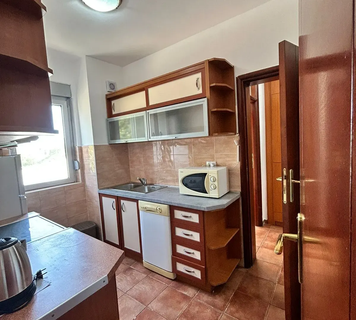 Izdavanje, trosoban stan, 120m², Ljubović, Podgorica