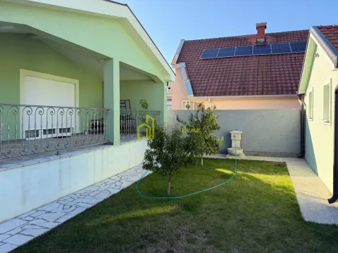 Izdavanje, trosoban stan, 165m², Farmaci, Podgorica - image 16