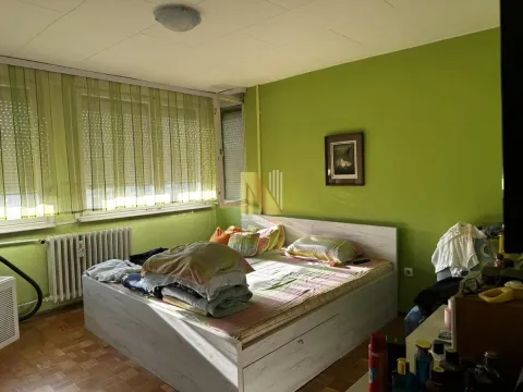 Spavaća soba sa bračnim krevetom i zelenim zidovima. - image 8