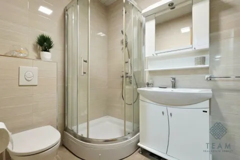 Kompaktno kupatilo sa tuš kabinom, umivaonikom i ugrađenom wc šoljom. - image 12