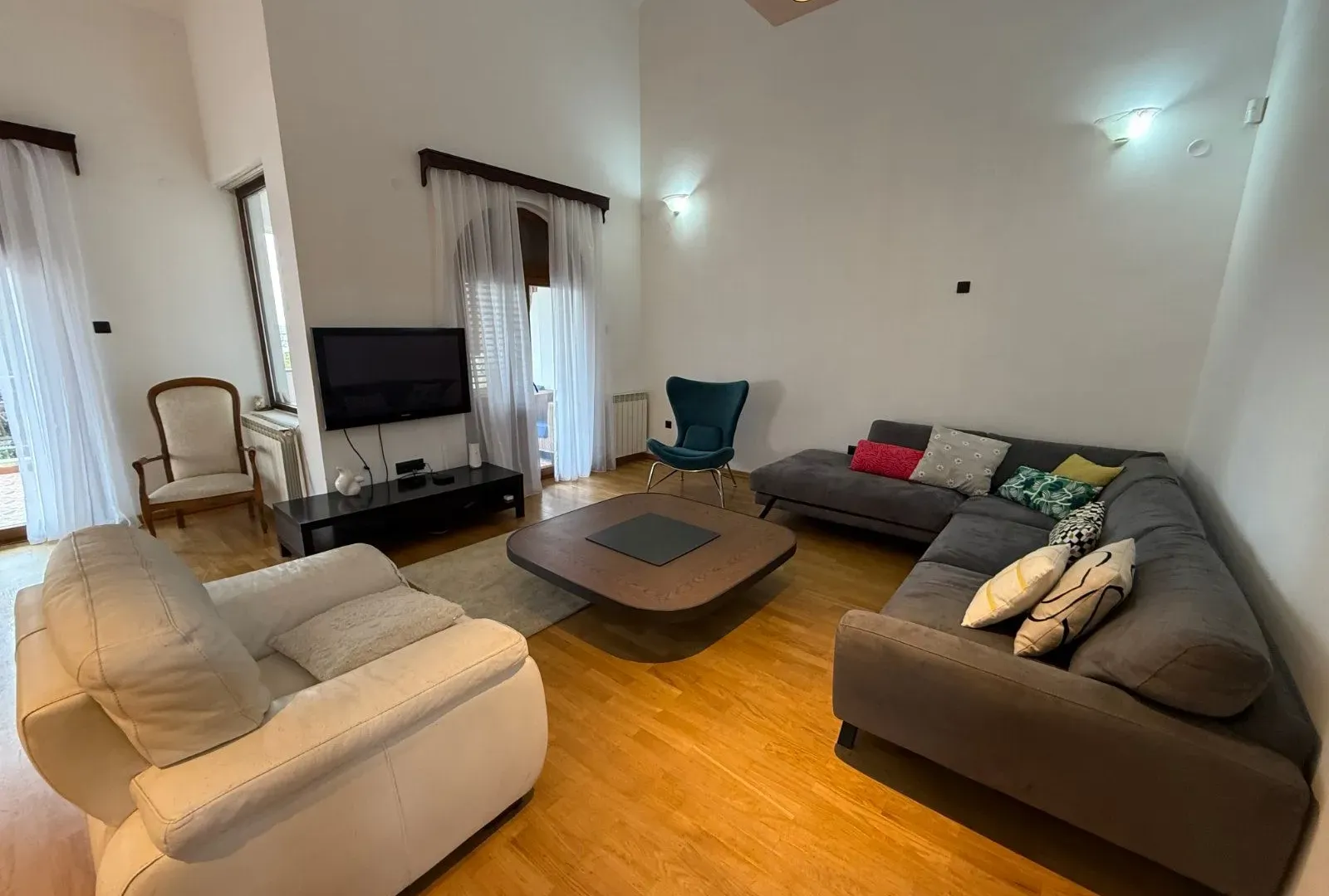 Izdavanje, stan, 300m², Gorica C, Podgorica