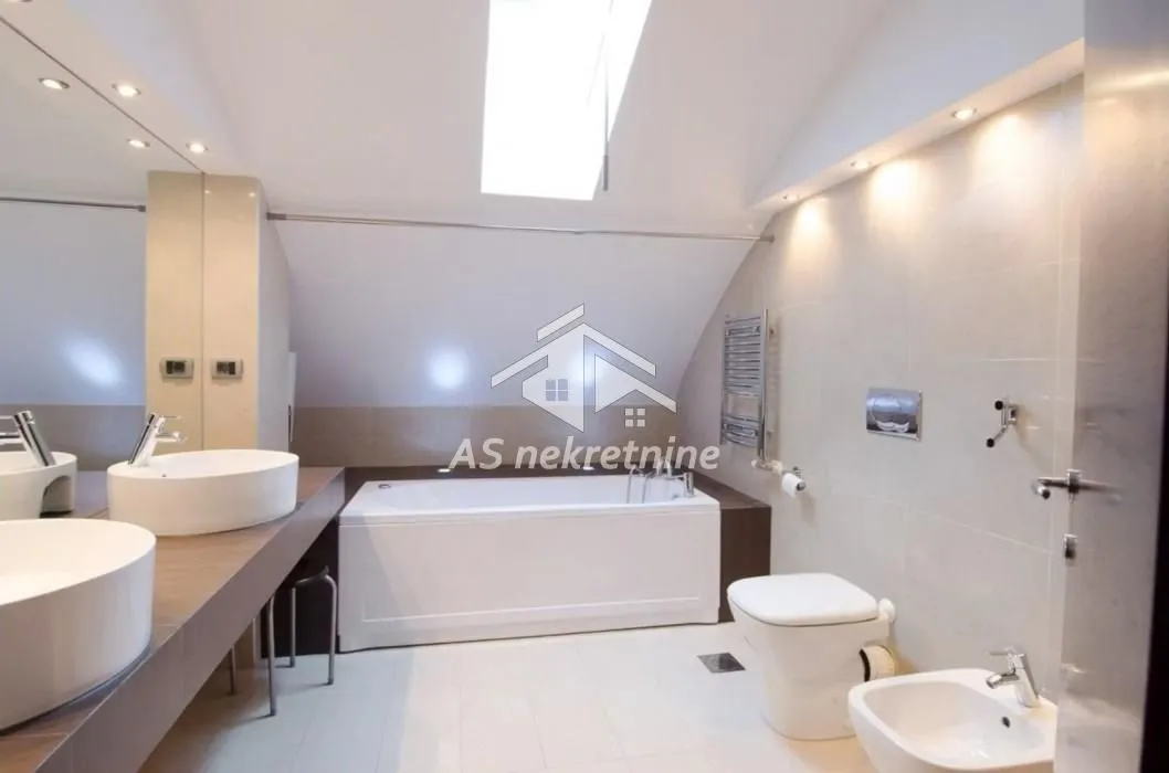 Izdavanje, stan, 160m², Crveni Krst, Beograd