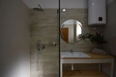 Moderne kupatilo sa tuš kabinom, umivaonikom i bojlerom. - image 6