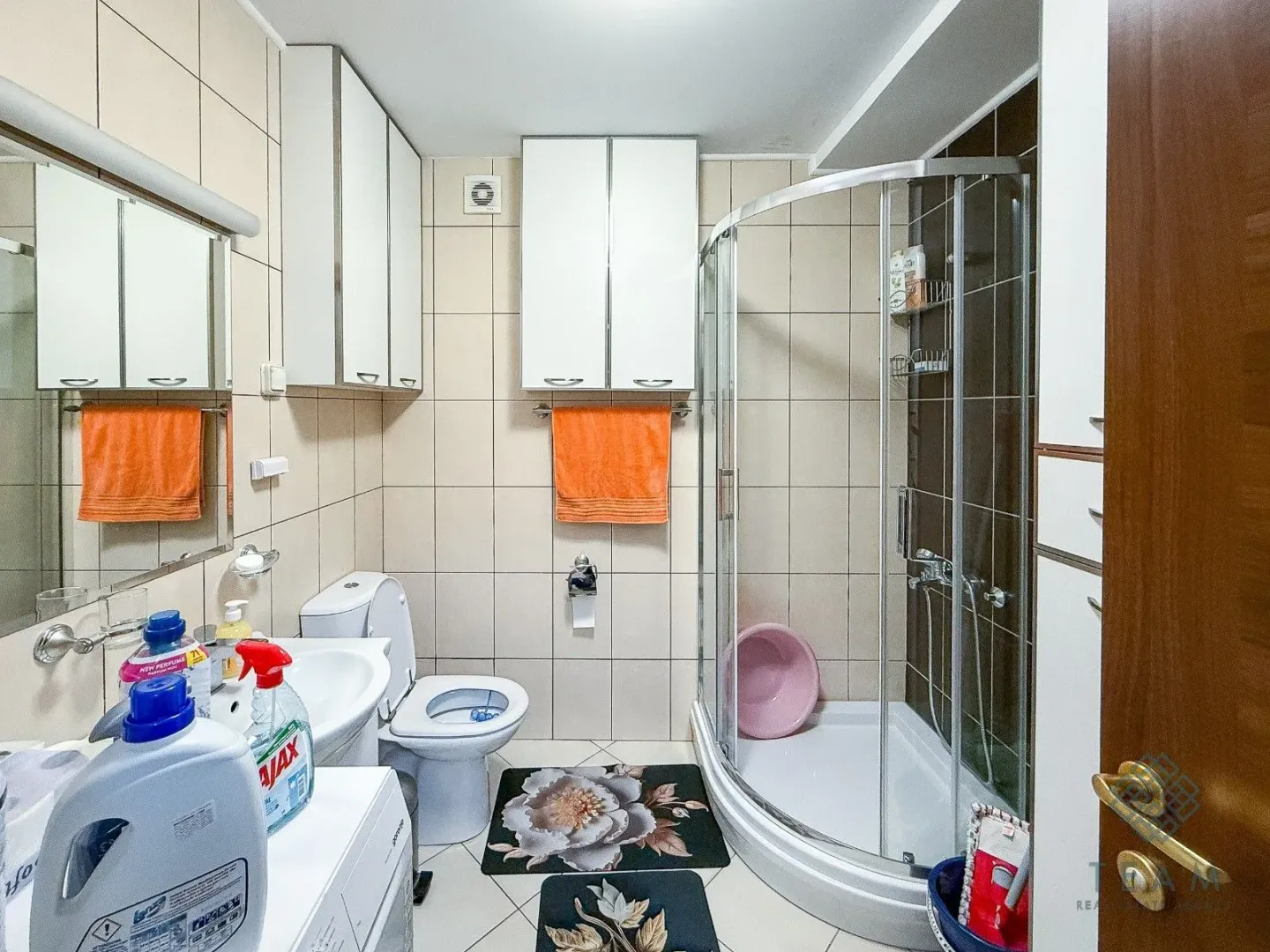 Bathroom equipped with a shower cabin, washbasin, and toilet.