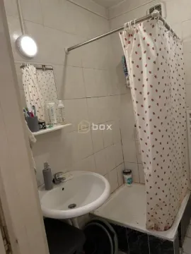 Manje kupatilo sa umivaonikom, ogledalom i tuš kabinom sa zavesom. - image 6