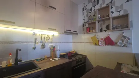 Manja kuhinja sa sudoperom, ugradnom pločom i elementima. - image 3