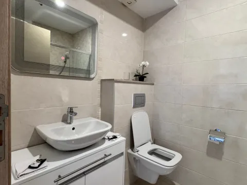 Rent, one bedroom apartment, 50m², Bečići, Budva - image 9