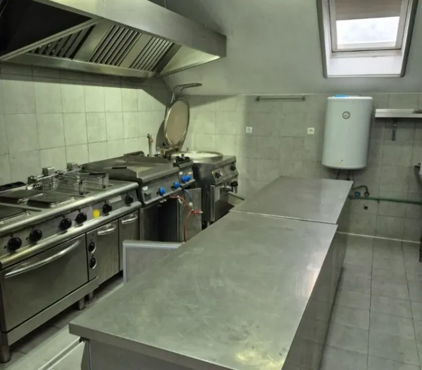 Izdavanje, poslovni prostor, 130m², Zemun Save Kovačevića, Zemun Sve Podlokacije