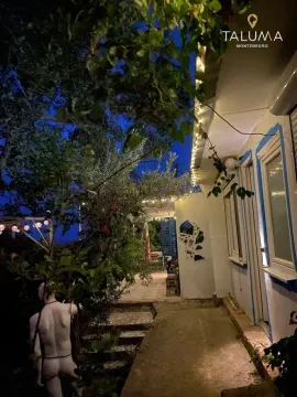 Osvijetljeno dvorište i spoljašnji dio kuće u večernjim satima. - image 6
