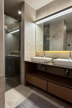 Moderno opremljeno kupatilo sa dva umivaonika i tuš kabinom. - image 21