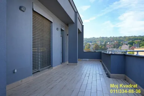 Prostrana natkrivena terasa sa pogledom na naselje i zelenilo. - image 17