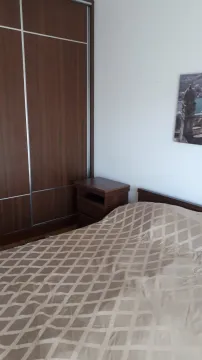 Spavaća soba sa bračnim krevetom, noćnim stočićem i ugradnim garderoberom. - image 6