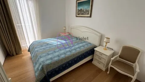 Spavaća soba sa bračnim krevetom, noćnim stočićima i foteljom. - image 5
