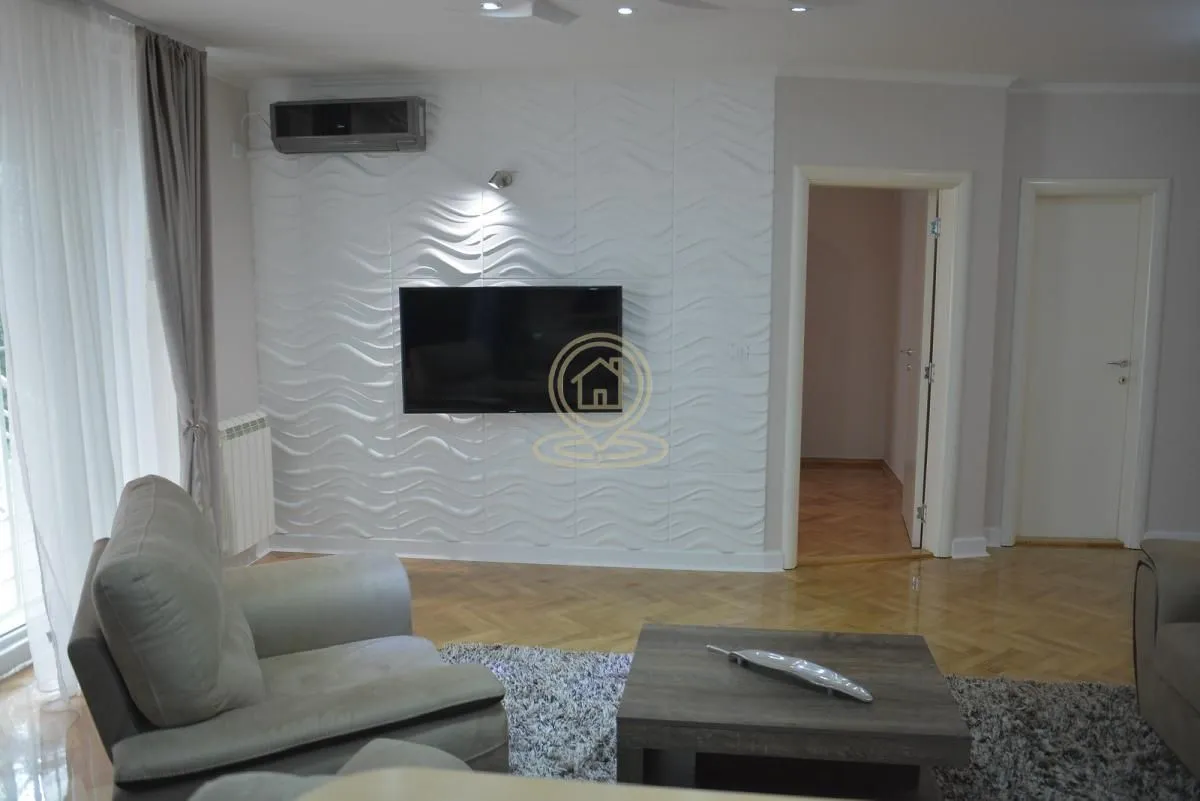 Izdavanje, četvorosoban stan, 130m², Grbavica, Novi Sad Sve Podlokacije