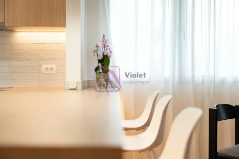 Pogled na kuhinjski šank sa bijelim stolicama i prozorom u pozadini. - image 19