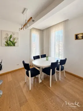 Trpezarija sa bijelim stolom i tamnoplavim stolicama pored velikih prozora. - image 9