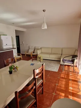 Dnevni boravak sa garniturom i trpezarijskim stolom. - image 2