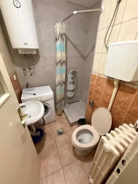 Manje kupatilo sa tuš kabinom, WC šoljom, lavaboom i mašinom za veš. - image 7