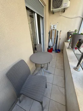 Manja natkrivena terasa sa stolom, stolicama i pratećim elementima. - image 7