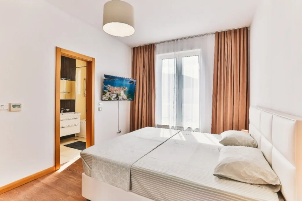 Rent, one bedroom apartment, 81m², Bulevar, Budva