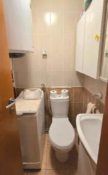 Manje kupatilo opremljeno toaletom, umivaonikom, veš mašinom i bojlerom. - image 12