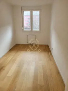 Prazna soba sa drvenim podom i prozorom. - image 4