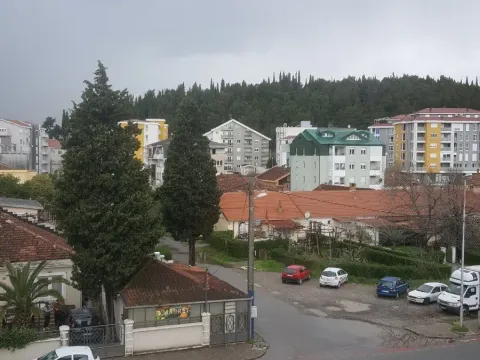 Izdavanje, jednosoban stan, 53m², Pobrežje, Podgorica - image 9