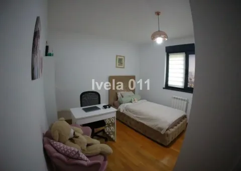 Dečja soba sa krevetom, radnim stolom i foteljom sa plišanim medvedićem. - image 14