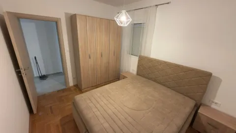 Namještena spavaća soba sa bračnim krevetom, plakarom i parketom. - image 8