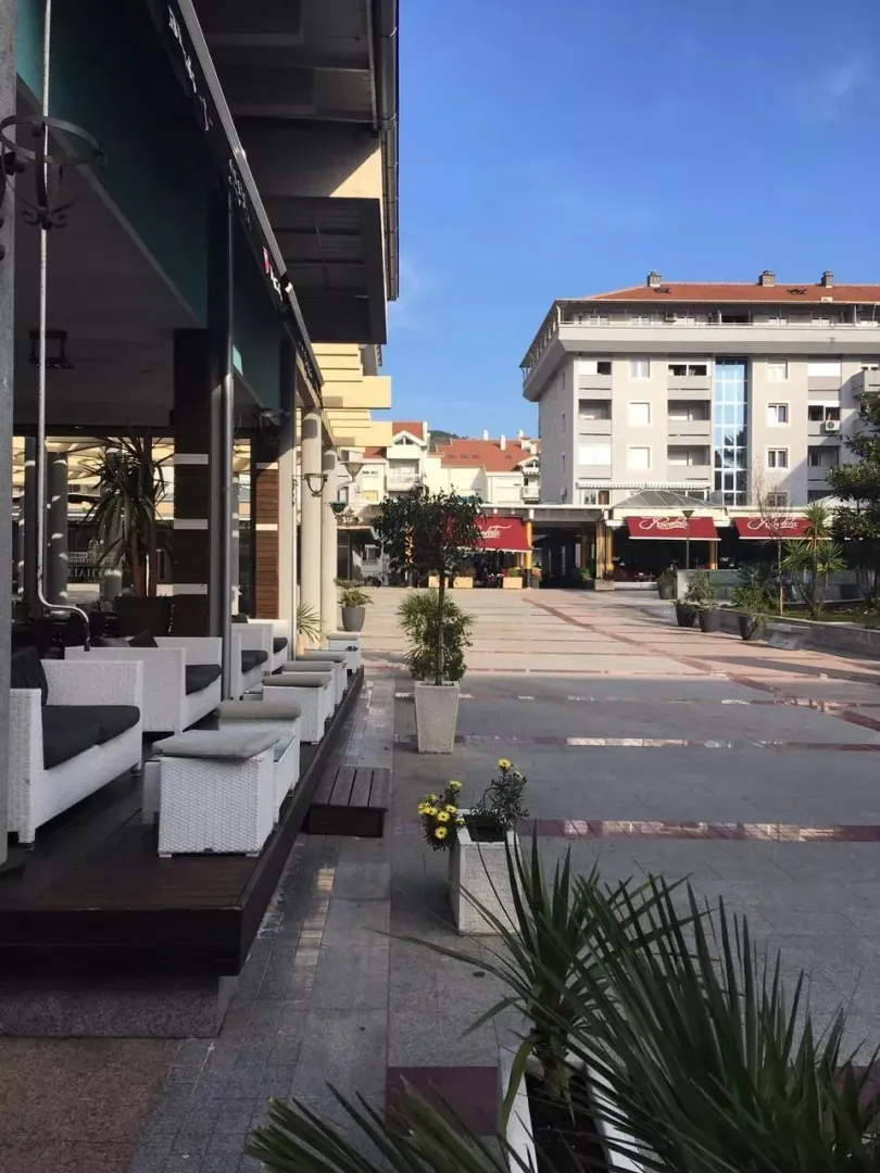 Pogled na trg i terasu lokala ispred poslovnog prostora.