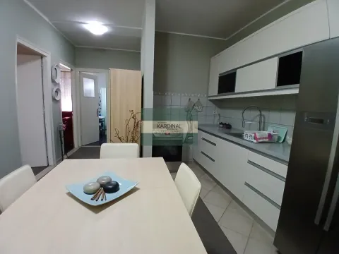 Kuhinja sa belim elementima i trpezarijskim stolom u produžetku. - image 17