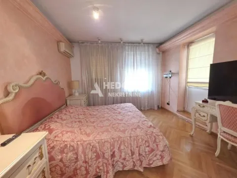 Nameštena spavaća soba sa bračnim krevetom, garderoberom i televizorom. - image 10