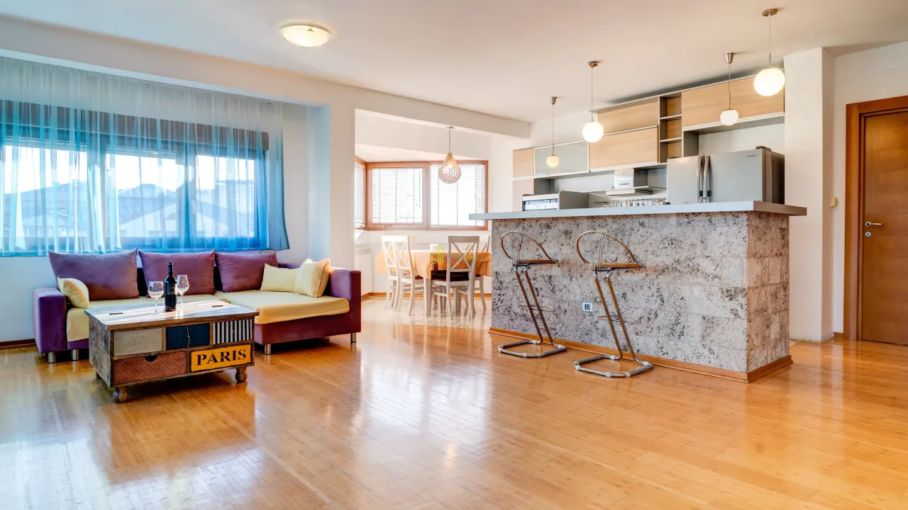 Izdavanje, trosoban stan, 120m², Momišići, Podgorica