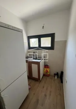 Manja kuhinja sa frižiderom i sudoperom. - image 9