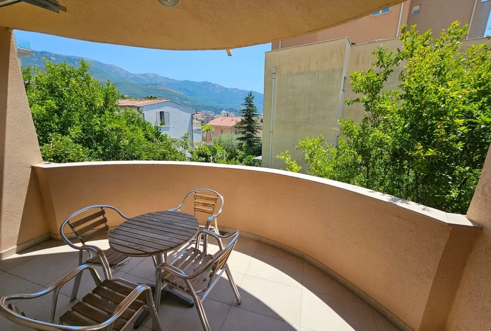 Izdavanje, garsonjera, 30m², Bečići, Budva