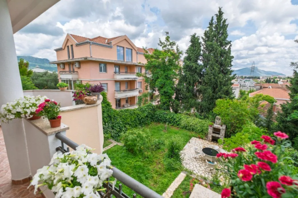 Rent, five bedroom apartment, 280m², Gorica C, Podgorica