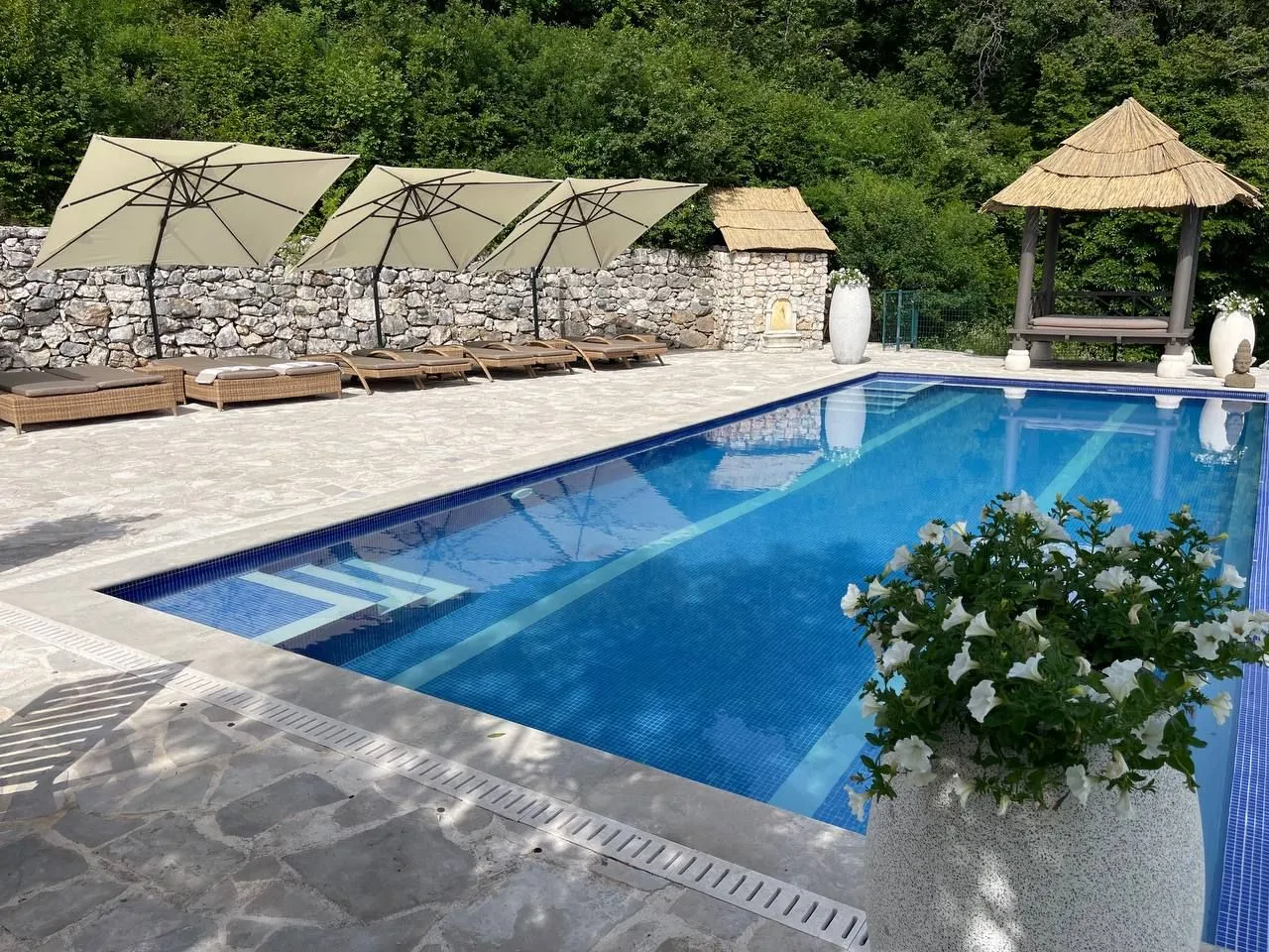 Izdavanje, kuća, 380m², Sveti Stefan, Budva