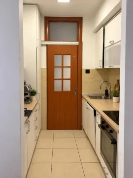 Manja kuhinja sa bijelim elementima i drvenim radnim površinama. - image 6