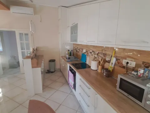 Izdavanje, trosoban stan, 106m², Tivat, Crna Gora - image 1