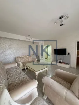 Dnevna soba sa garniturom, stočićem i televizorom. - image 2
