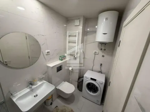 Kupatilo opremljeno umivaonikom, WC šoljom, veš mašinom i bojlerom. - image 6