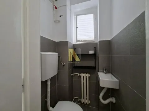 Manje kupatilo sa šoljom i umivaonikom. - image 11