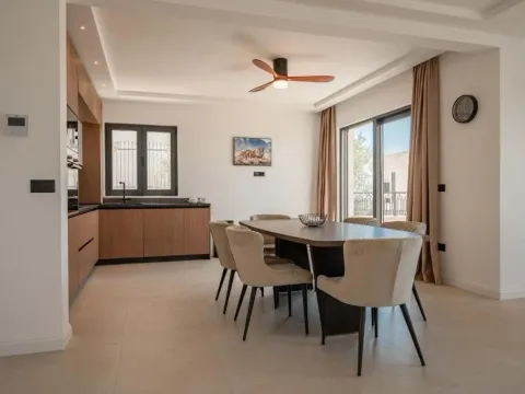 Izdavanje, kuća, 318m², Reževići, Budva - image 15