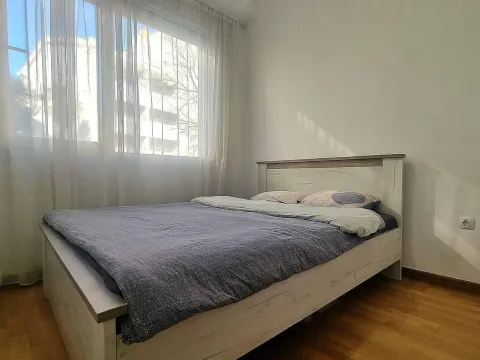 Svjetla spavaća soba sa bračnim krevetom i prozorom prekrivenim zavjesama. - image 6