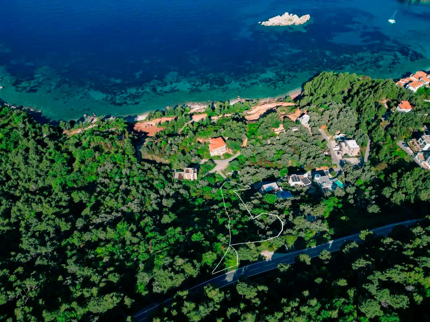 Pogled iz vazduha na parcelu sa označenim granicama u blizini obale.