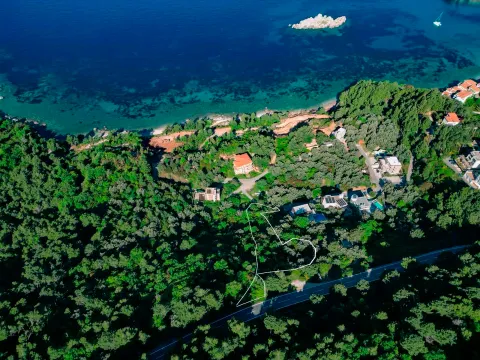 Pogled iz vazduha na parcelu sa označenim granicama u blizini obale. - image 3
