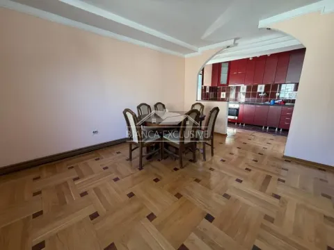 Dnevni boravak sa trpezarijom i pogledom na kuhinju u pozadini. - image 6
