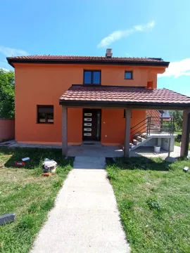 Prednji pogled na dvospratnu kuću narandžaste fasade sa popločanom stazom i travnjakom. - image 10