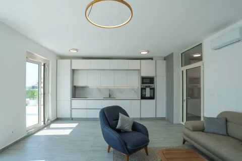 Rent, two bedroom apartment, 75m², Bečići, Budva - image 1