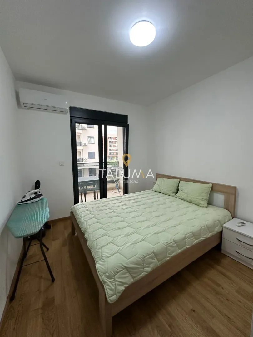 Bedroom with a double bed and access to the terrace.